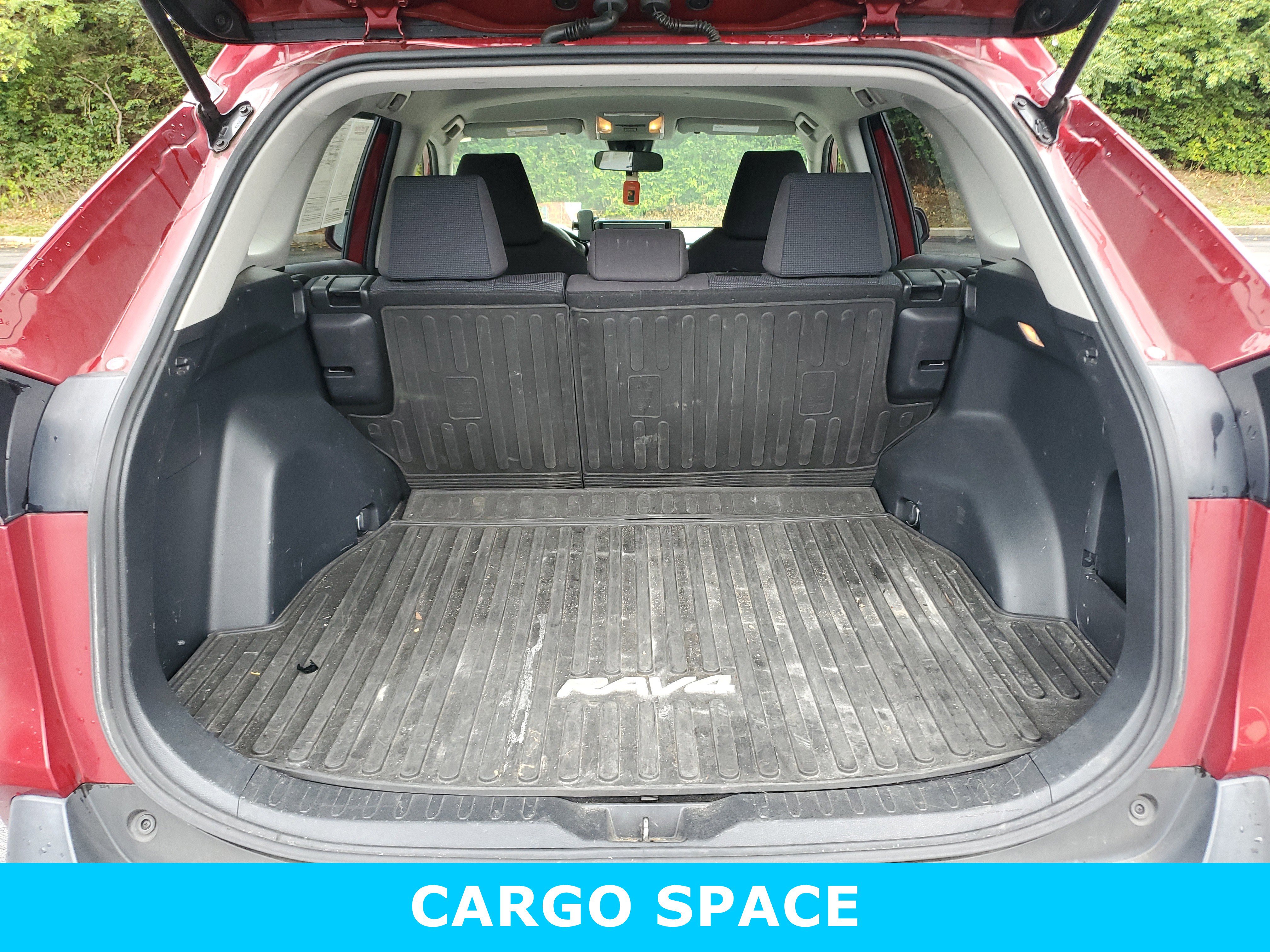 Used 2021 Toyota RAV4 LE image 10