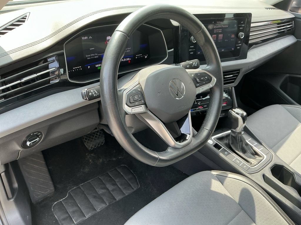 Used 2025 Volkswagen Jetta SE FWD image 31