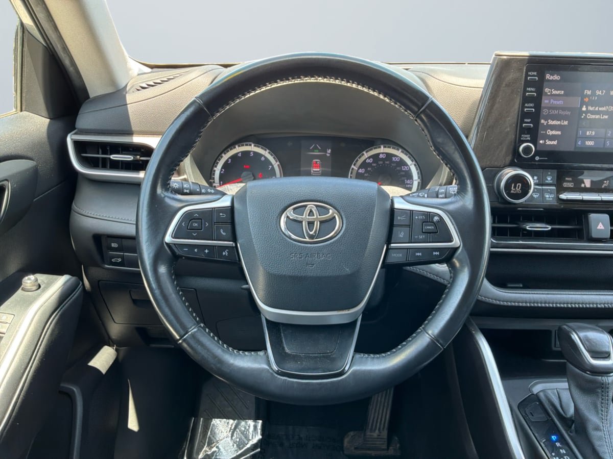 Used 2022 Toyota Highlander LE AWD/4WD image 11