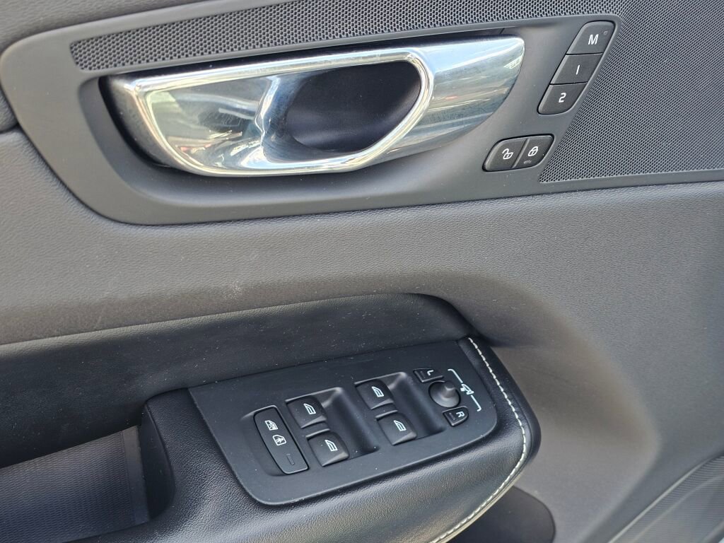 Used 2018 Volvo XC60 T8 R-Design w/ Convenience Package image 31