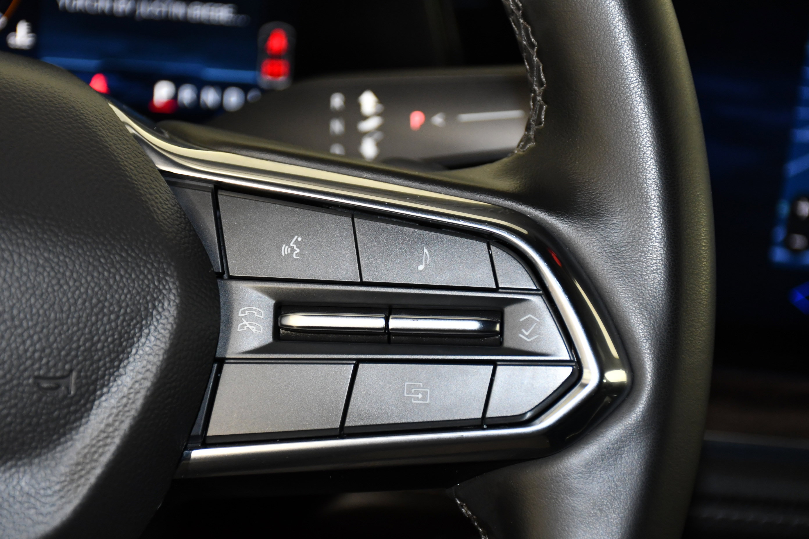 Used 2025 Chevrolet Suburban Z71 image 22