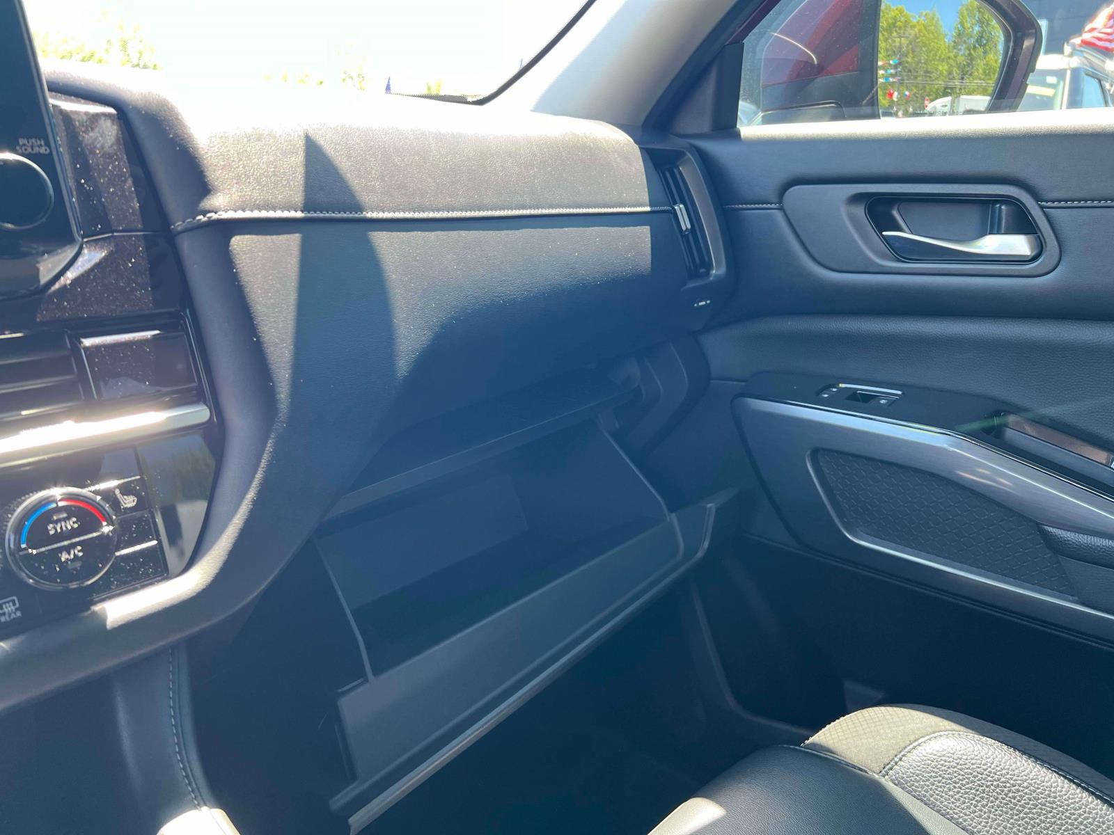 Used 2022 Nissan Pathfinder SL AWD/4WD image 11