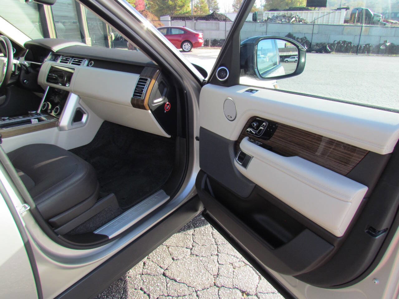 Used 2018 Land Rover Range Rover Supercharged image 19
