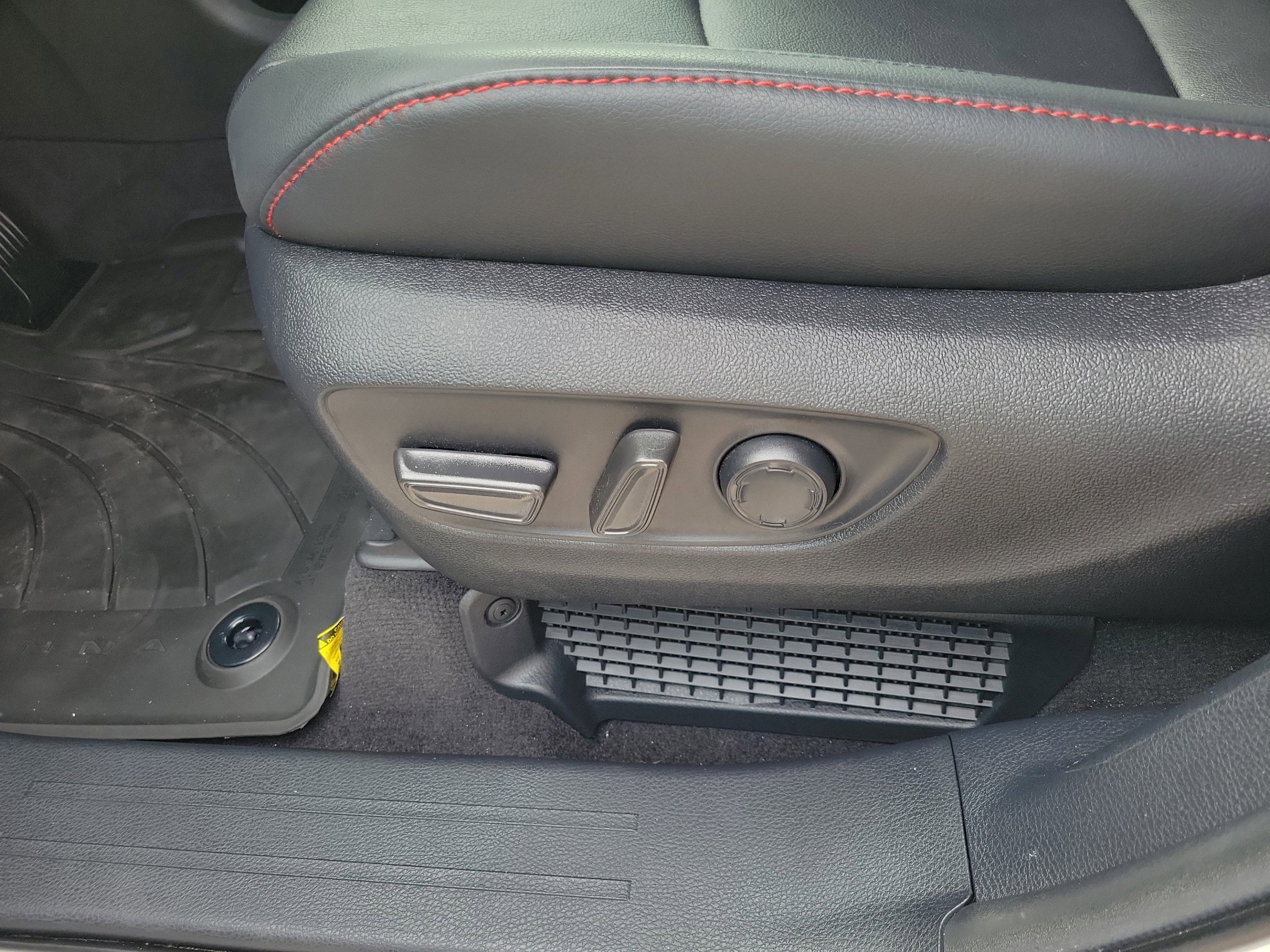 Certified 2025 Toyota Sienna XSE w/ XSE Plus Package AWD/4WD image 11