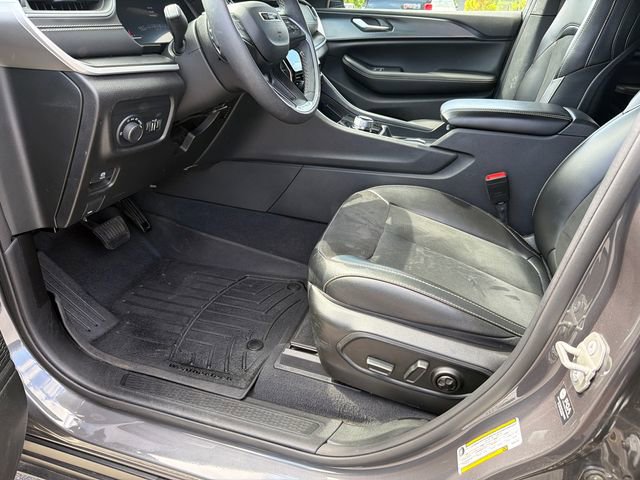 Used 2023 Jeep Grand Cherokee L Laredo RWD image 9