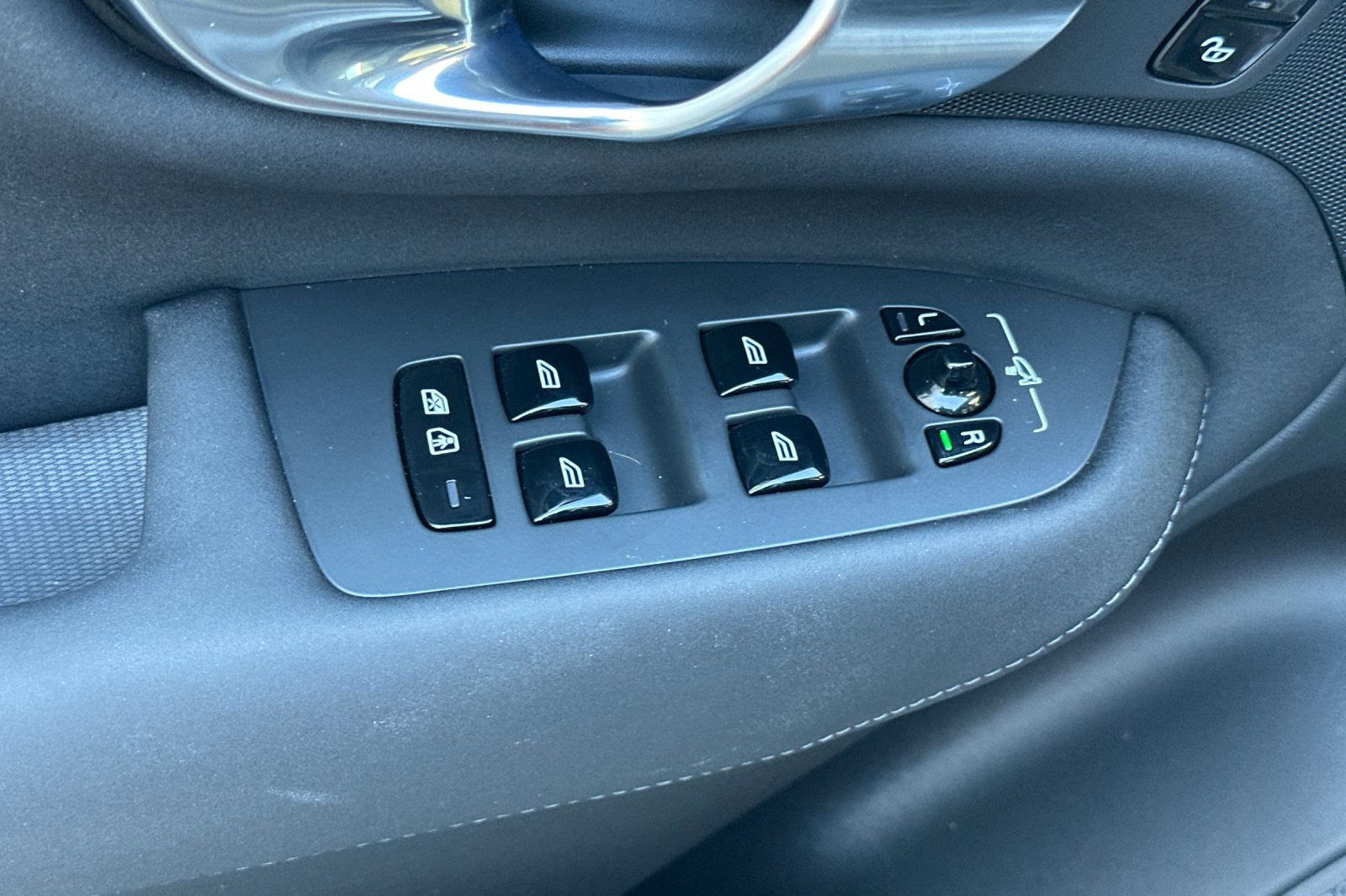 Certified 2025 Volvo XC90 B5 Core w/ Protection Package Premier image 12