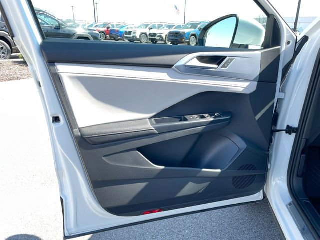 Used 2025 Volkswagen Taos SE image 9