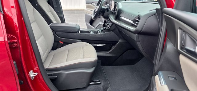 Used 2025 Chevrolet Traverse LT FWD image 18