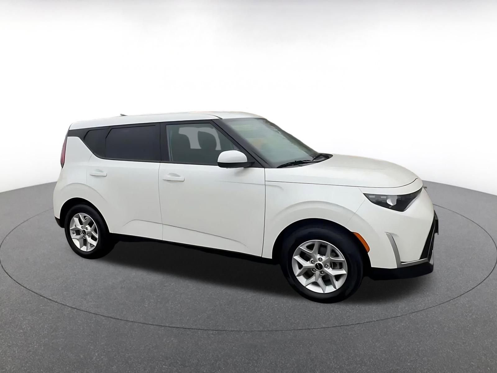 Used 2025 Kia Soul LX w/ LX Technology Package image 2