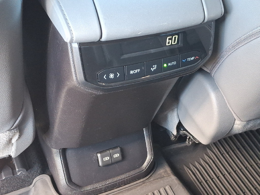 Certified 2022 Toyota Highlander XLE AWD/4WD image 12