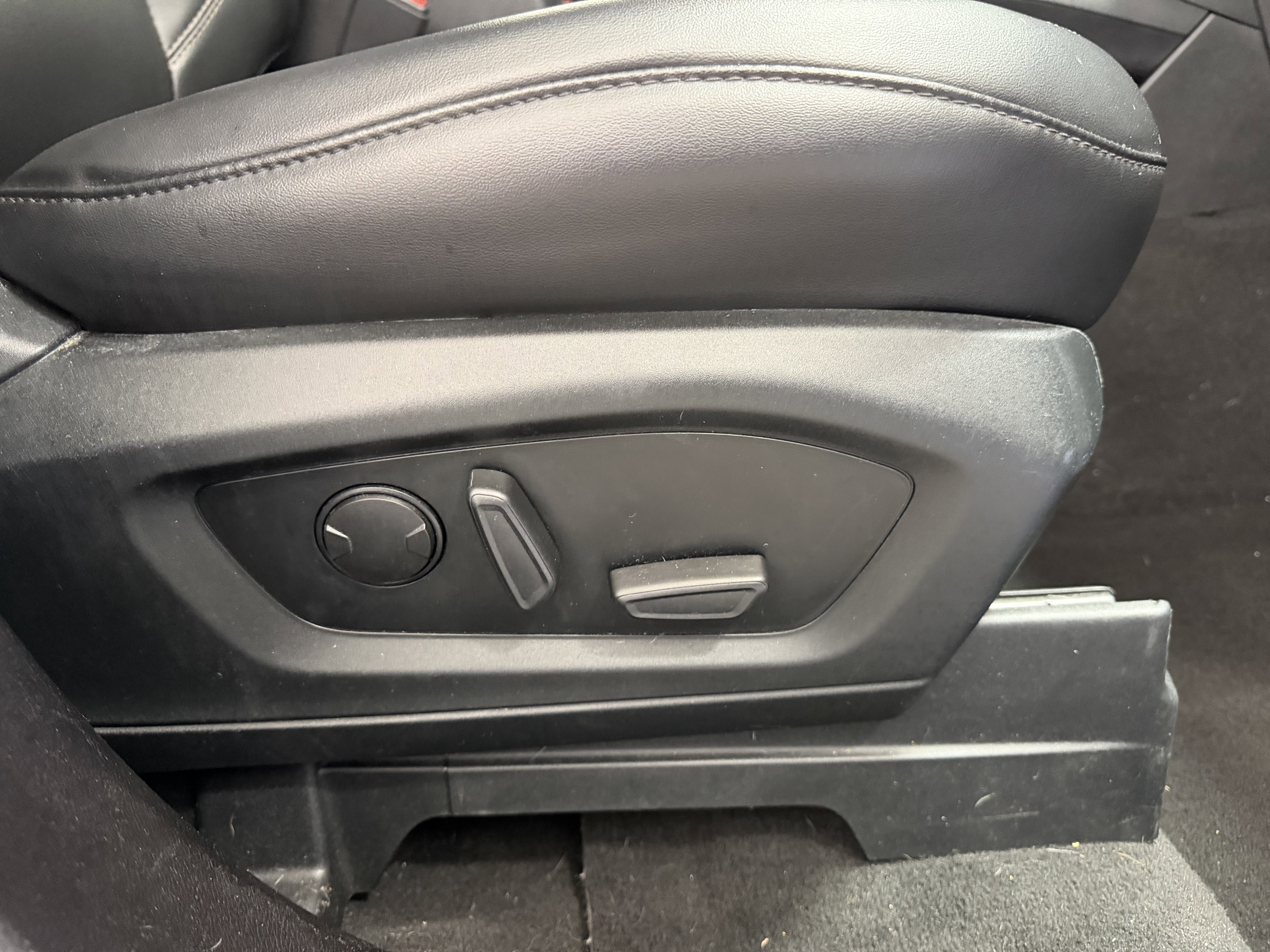 Used 2022 Ford Explorer XLT w/ Equipment Group 202A RWD image 24