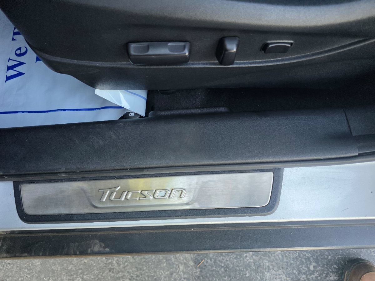 Used 2010 Hyundai Tucson Limited w/ Premium Pkg 4 FWD image 18