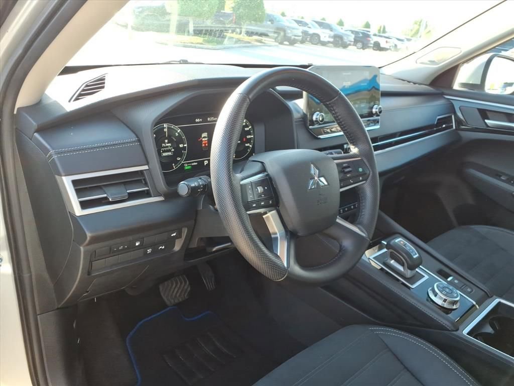 Used 2023 Mitsubishi Outlander 4WD Plug-In Hybrid image 18