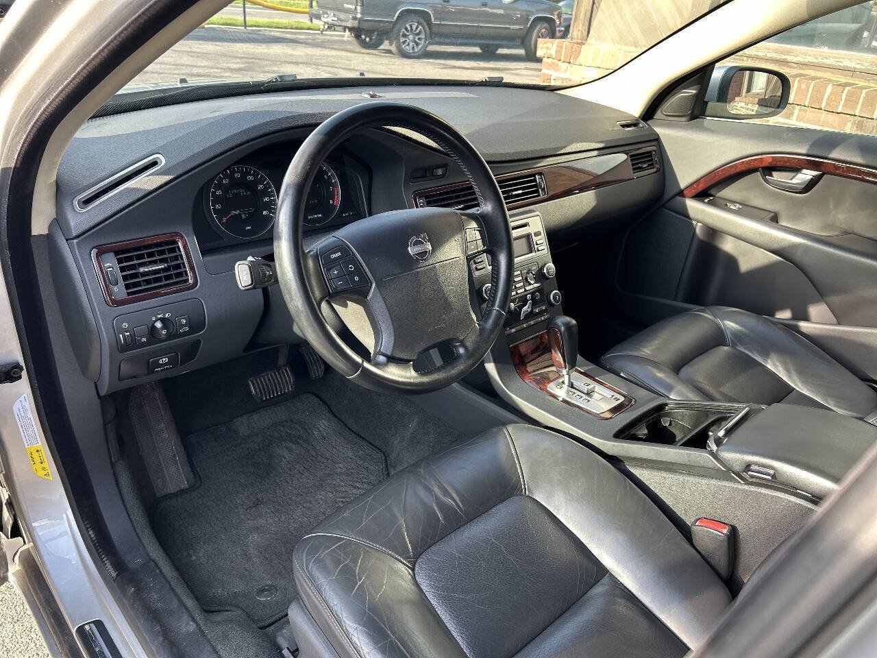 Used 2008 Volvo V70 FWD image 10