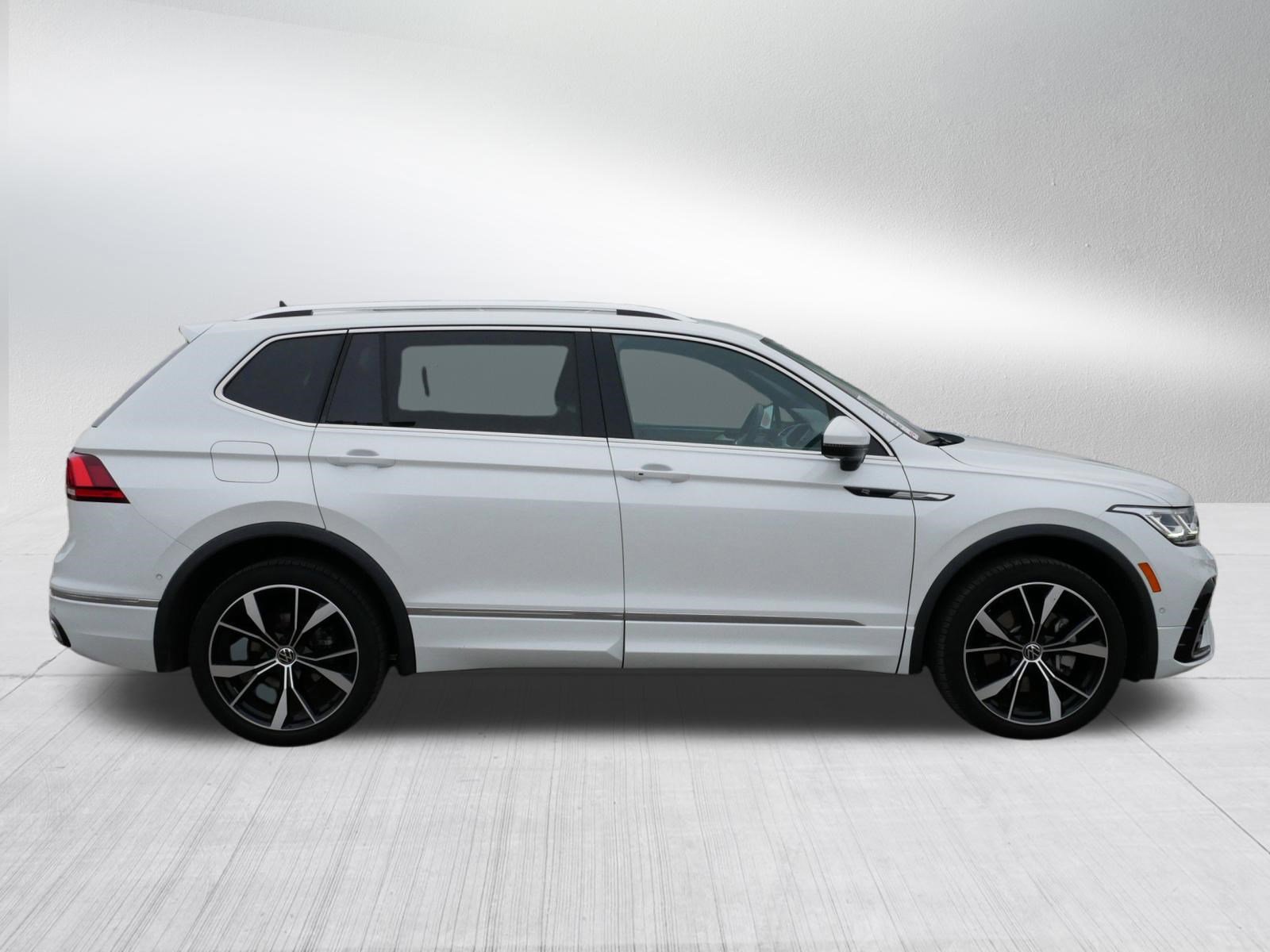 Used 2023 Volkswagen Tiguan SEL R-Line image 8