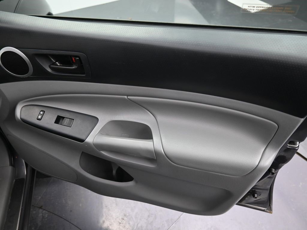 Used 2015 Toyota Tacoma Base image 30