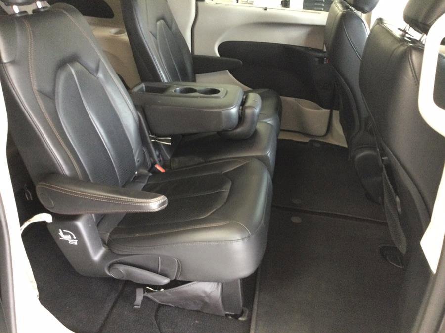 Used 2019 Chrysler Pacifica Touring-L image 23