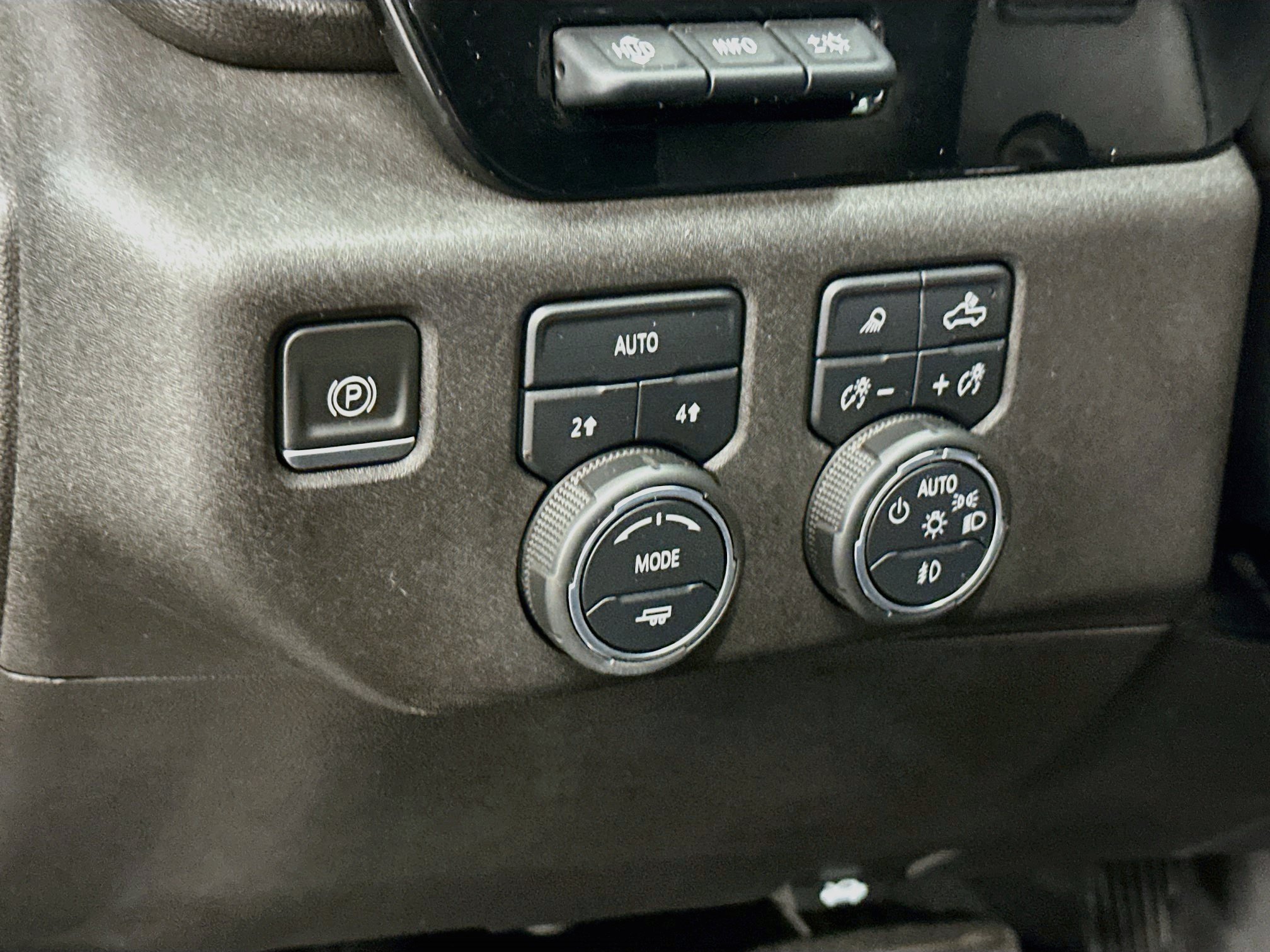 Used 2022 Chevrolet Silverado 1500 LTZ w/ Technology Package AWD/4WD image 17