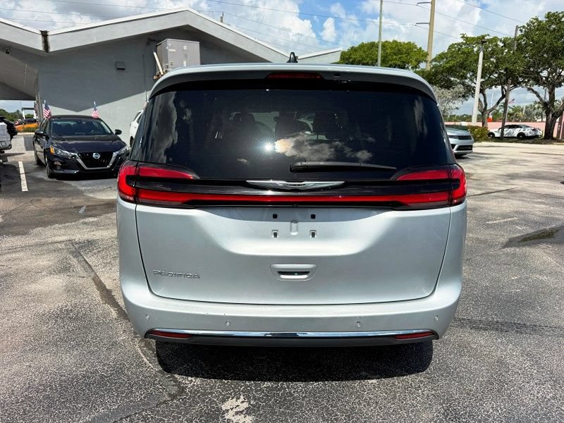 Used 2023 Chrysler Pacifica Touring-L FWD image 6