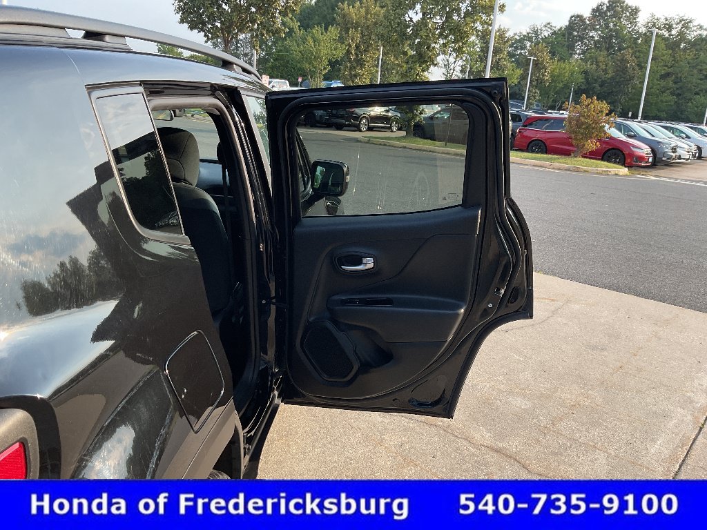 Used 2023 Jeep Renegade Latitude AWD/4WD image 18
