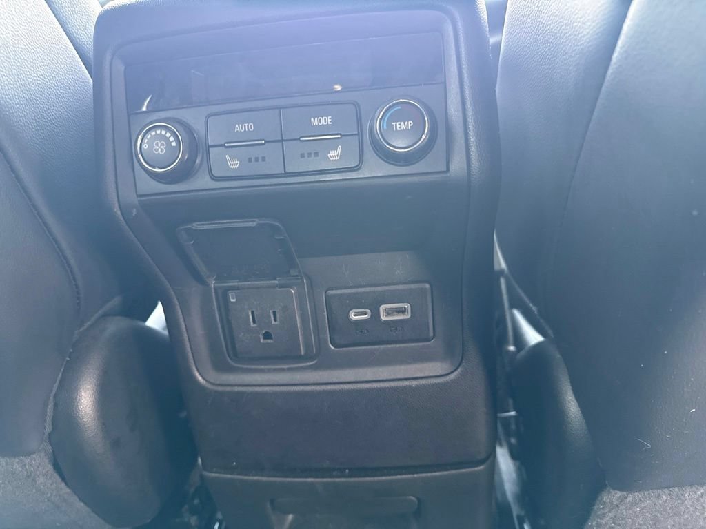 Used 2023 GMC Acadia SLT w/ Elevation Edition FWD image 18