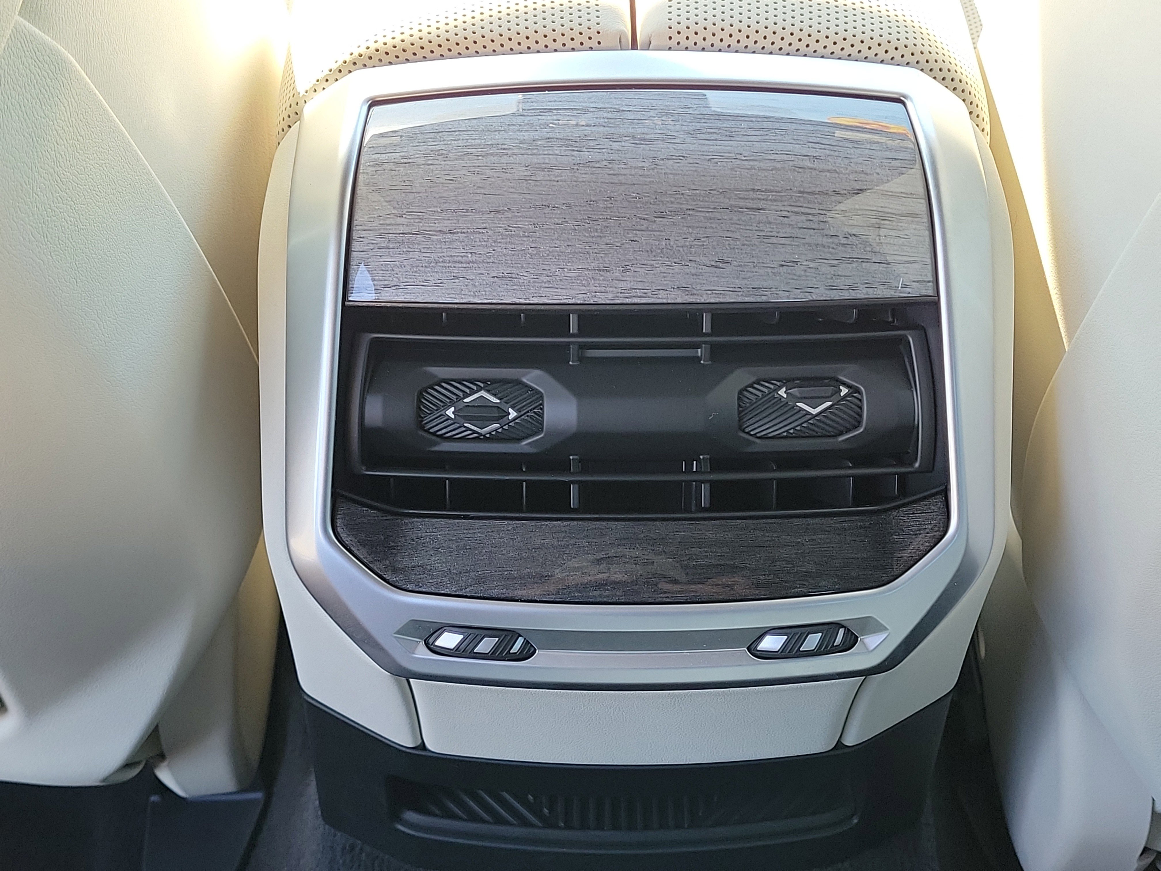 Used 2026 BMW 740i w/ Luxury Rear Seating Package RWD image 12