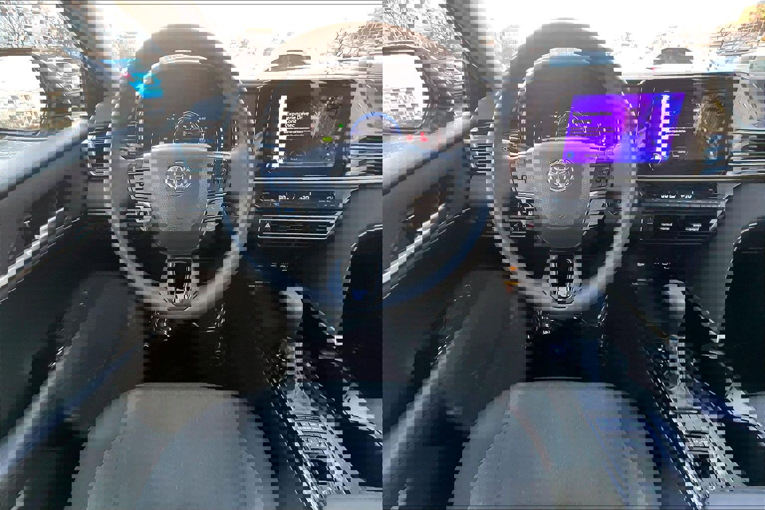 Used 2025 Toyota Camry LE image 5