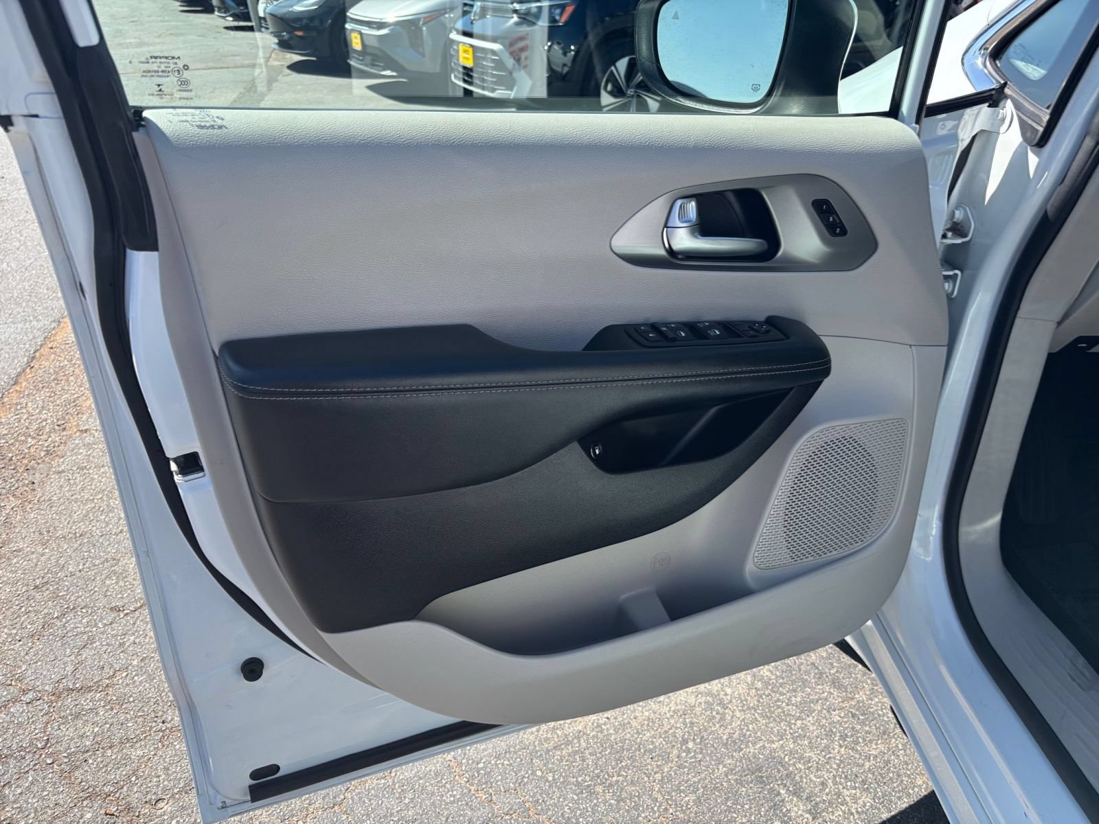 Used 2023 Chrysler Pacifica Touring-L FWD image 18