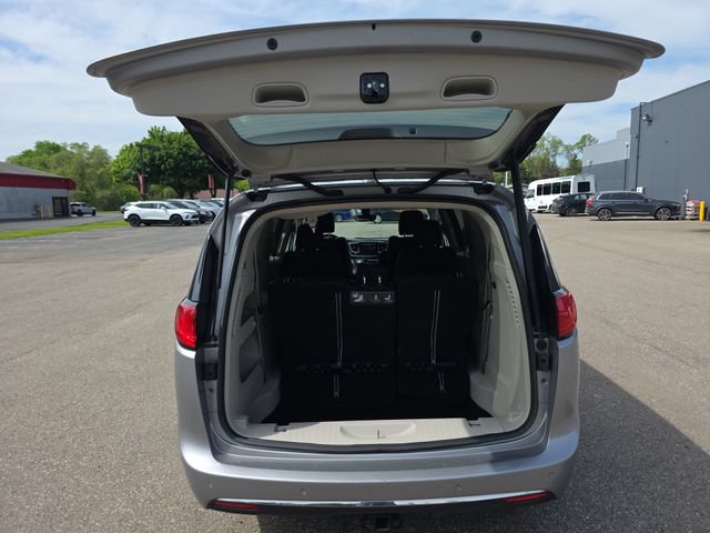 Used 2018 Chrysler Pacifica Touring-L Plus FWD image 25