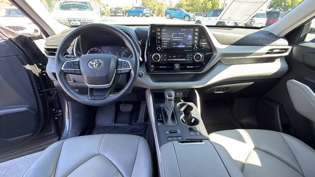 Used 2022 Toyota Highlander XLE AWD/4WD image 18