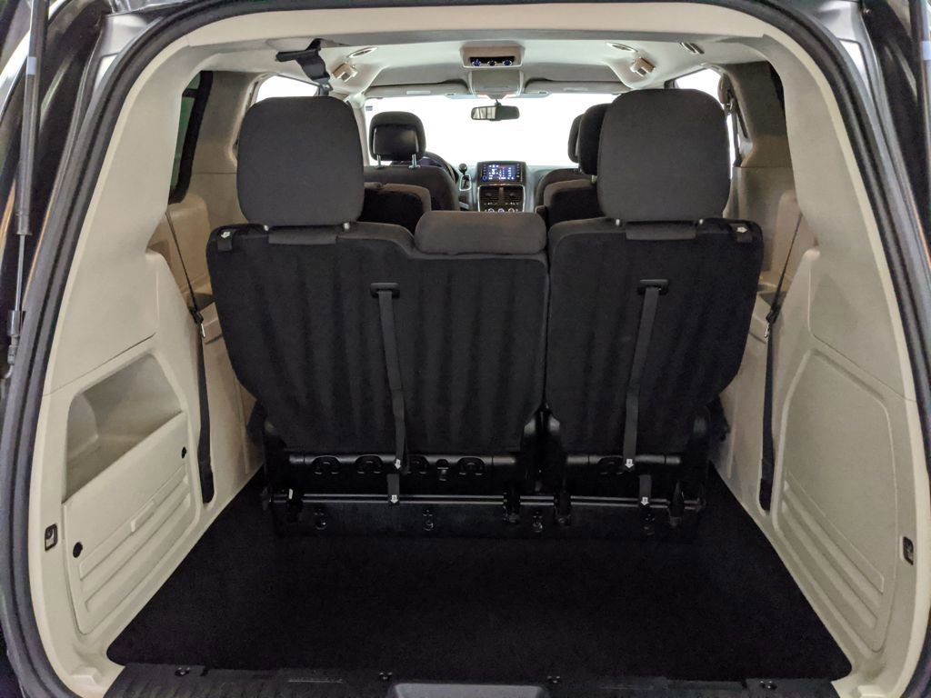 Used 2018 Dodge Grand Caravan SE w/ UConnect Hands-Free Group image 18