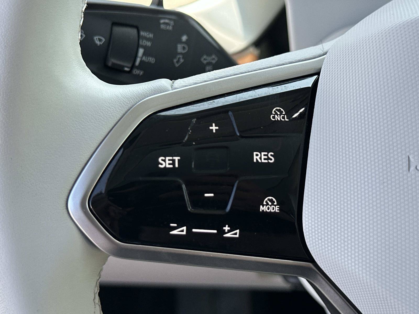 Used 2025 Volkswagen ID. Buzz 1st Edition AWD/4WD image 9