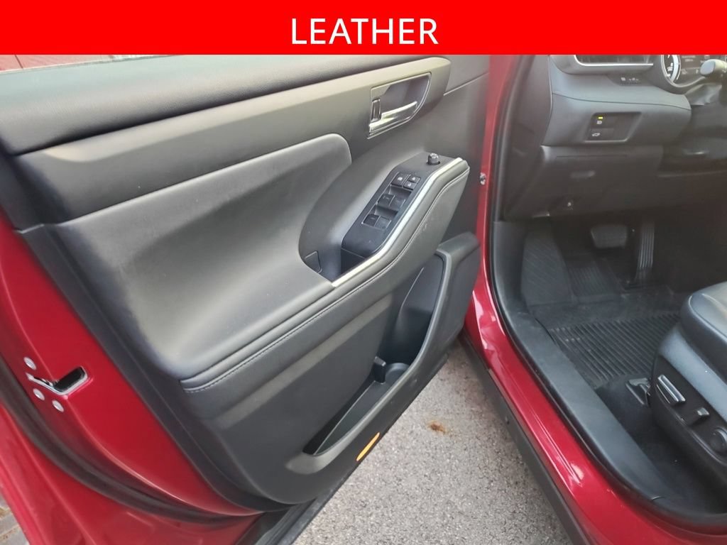 Used 2022 Toyota Highlander XLE AWD/4WD image 5