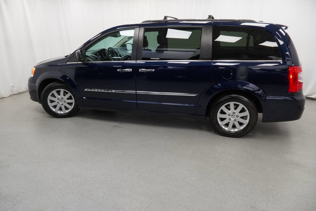 Used 2016 Chrysler Town & Country Touring w/ Driver Convenience Group FWD image 31