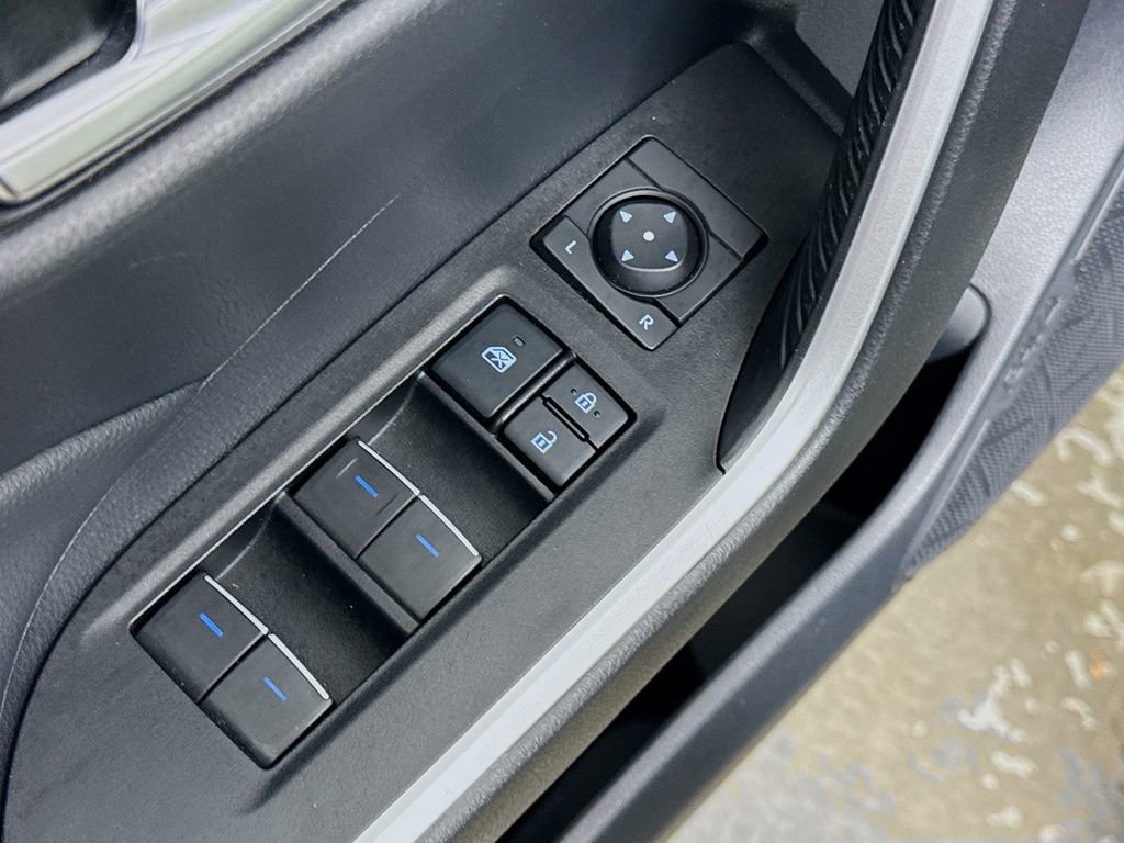 Used 2022 Toyota RAV4 SE image 16