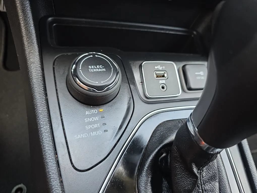 Used 2020 Jeep Cherokee Limited AWD/4WD image 32