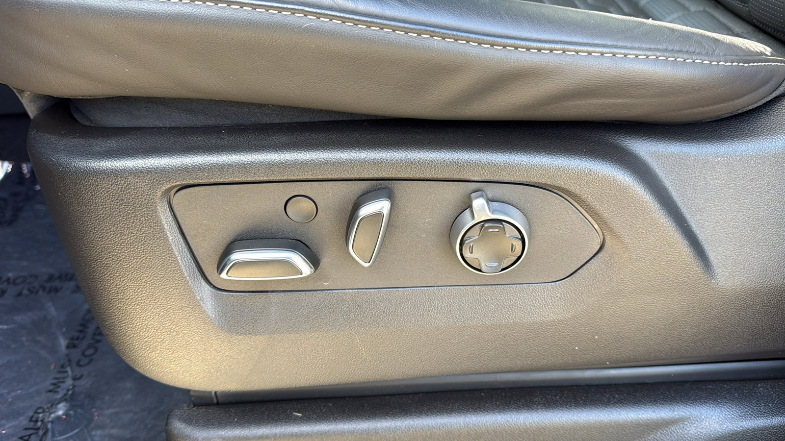 Certified 2025 Cadillac Escalade ESV V image 12