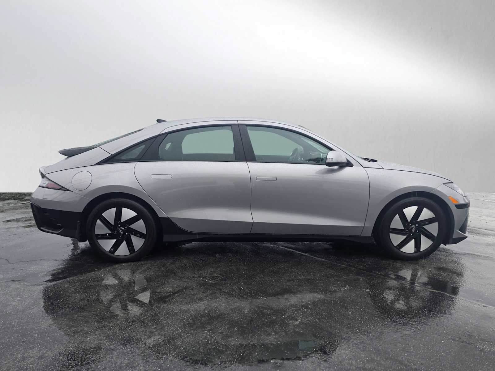 Used 2024 Hyundai Ioniq 6 SE image 2