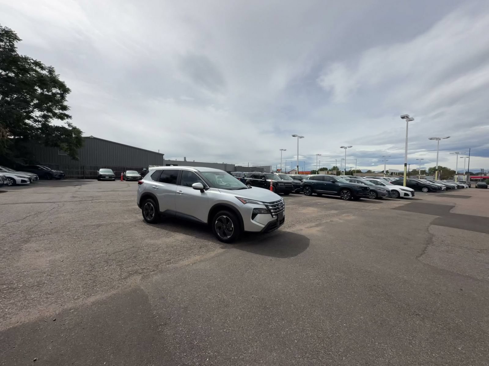 Used 2025 Nissan Rogue SV AWD/4WD image 2