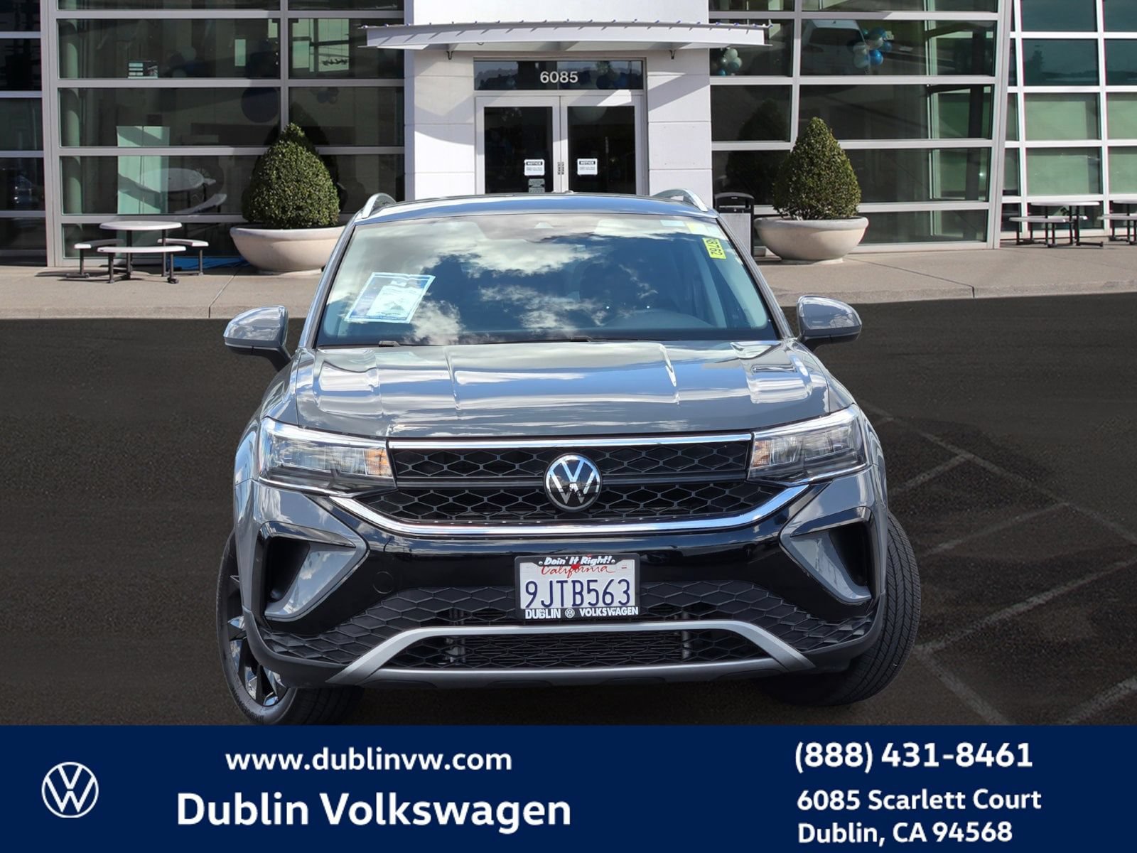Used 2023 Volkswagen Taos SE w/ Black Wheel Package FWD image 2