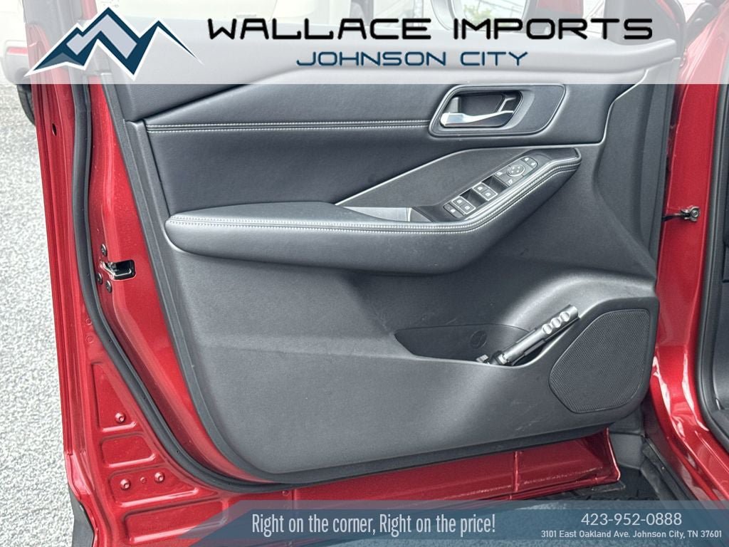 Used 2025 Nissan Rogue SL AWD/4WD image 12