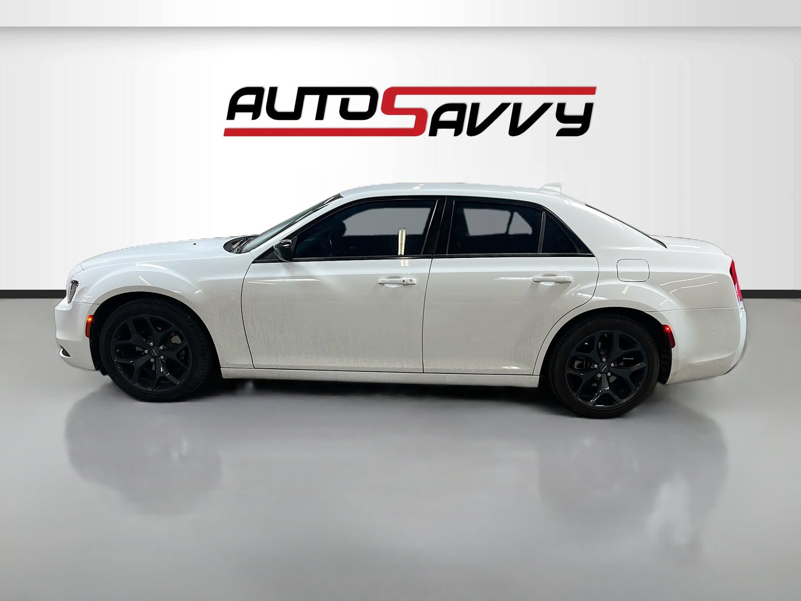 Used 2022 Chrysler 300 Touring w/ Sport Appearance Package RWD image 4