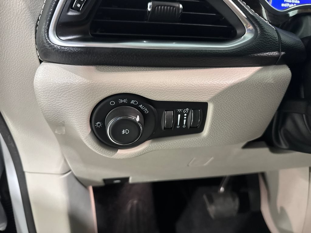 Used 2024 Chrysler Pacifica Limited FWD image 36