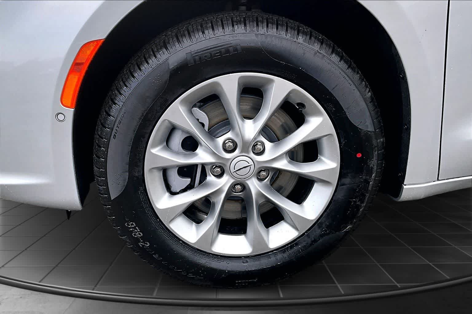 New 2026 Chrysler Pacifica Select AWD/4WD image 8