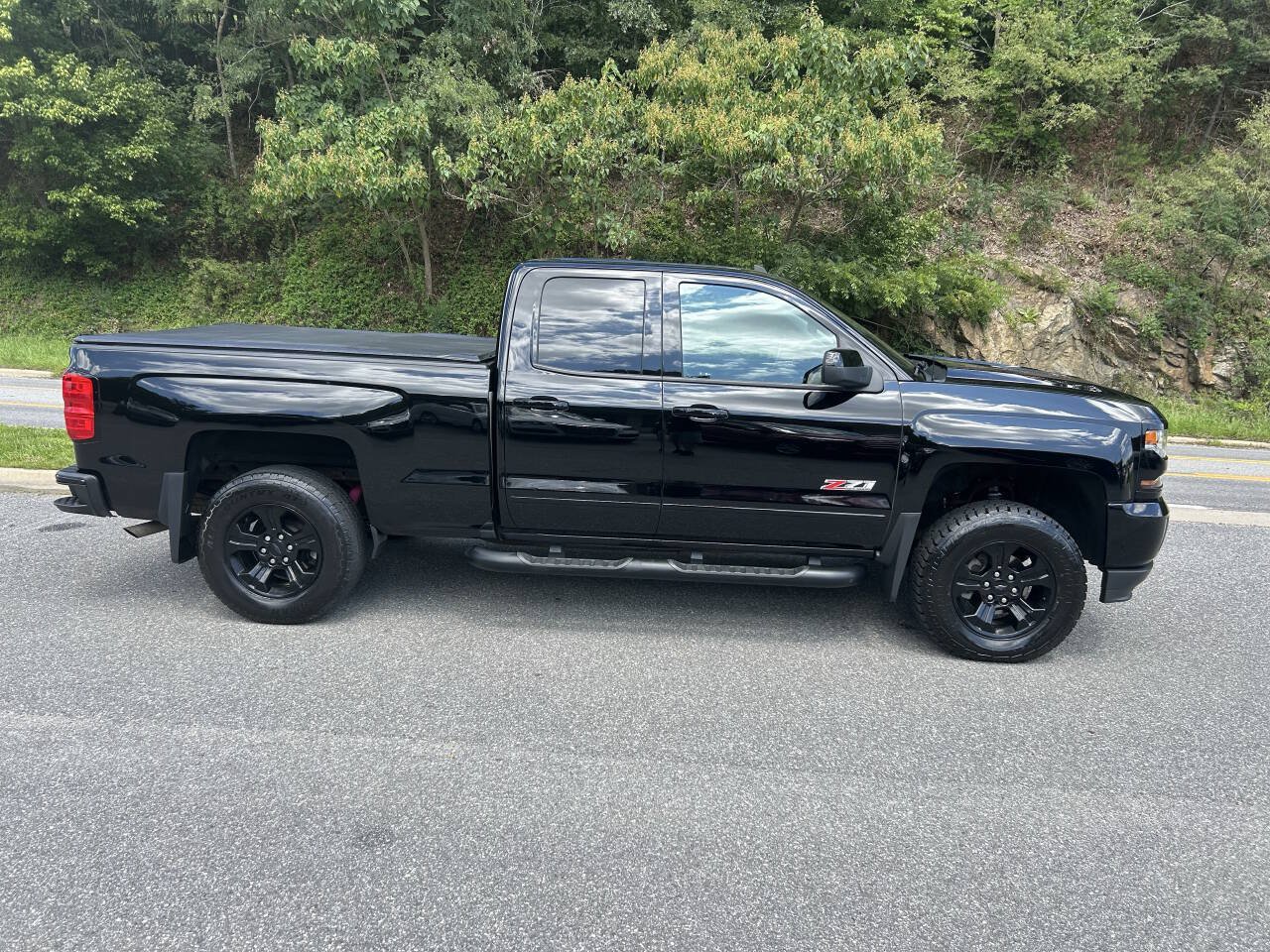 Used 2018 Chevrolet Silverado 1500 LT w/ Midnight Edition AWD/4WD image 7
