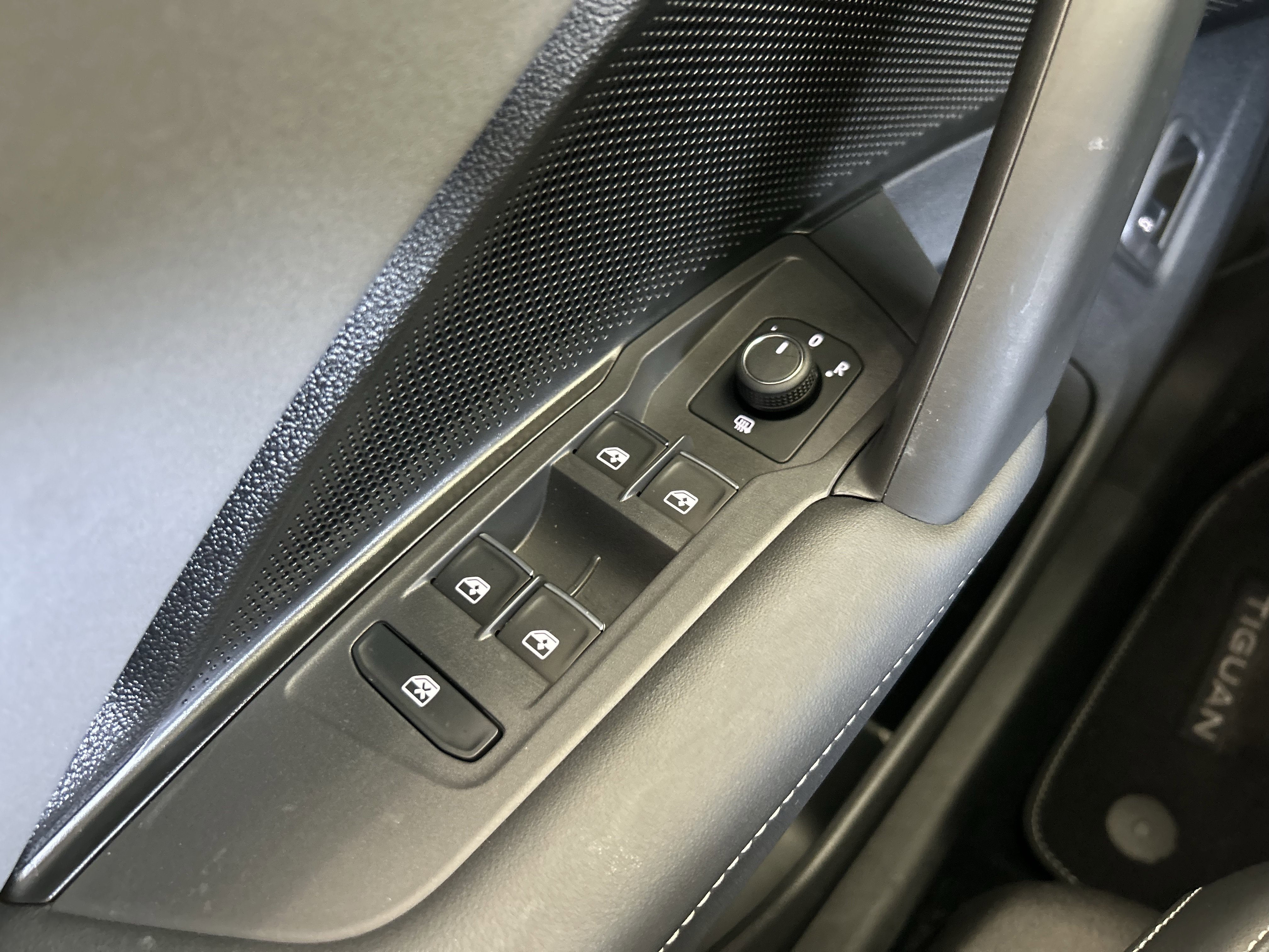 Certified 2025 Volkswagen Tiguan SE image 18