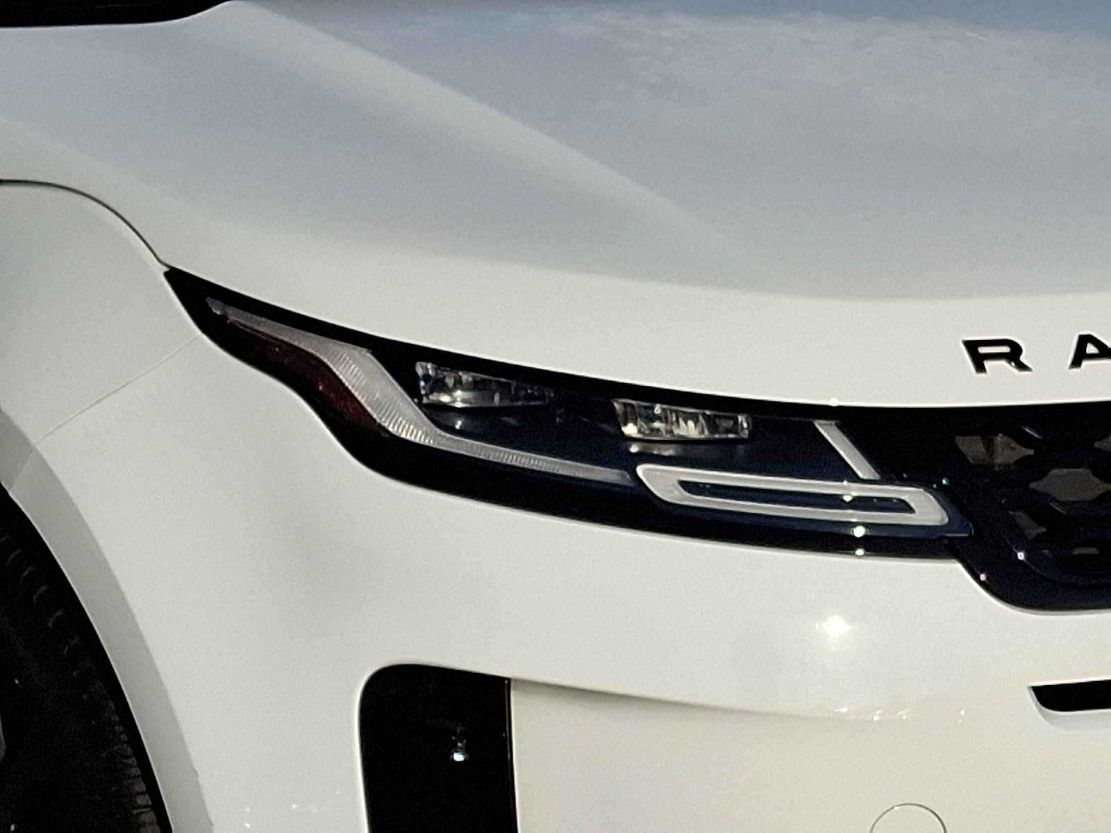 Used 2020 Land Rover Range Rover Evoque SE image 9