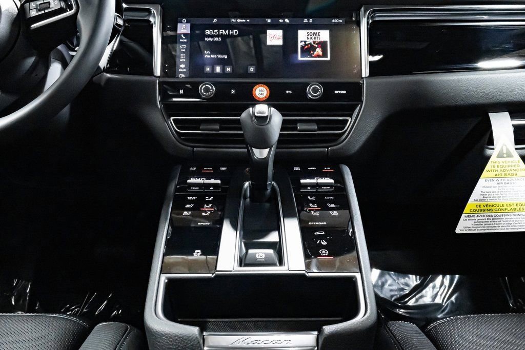 Certified 2025 Porsche Macan image 16