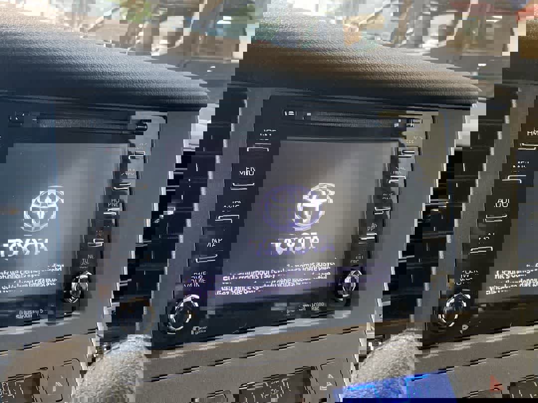 Used 2020 Toyota Sienna LE w/ LE Preferred Package image 16