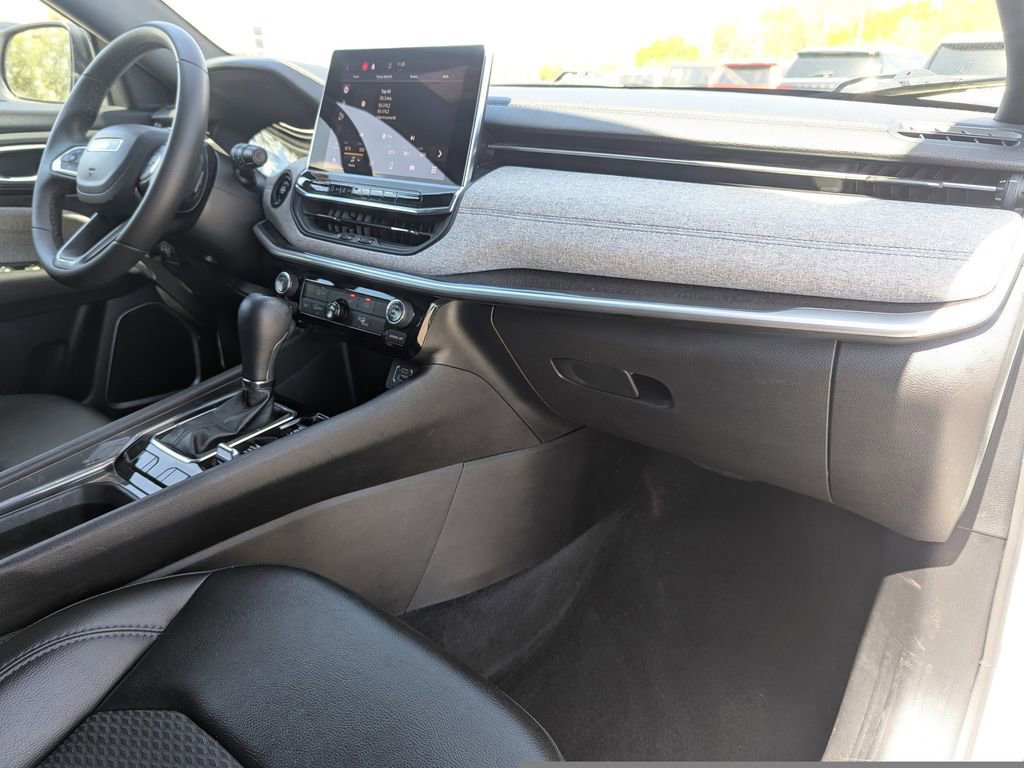 Used 2023 Jeep Compass Latitude image 10